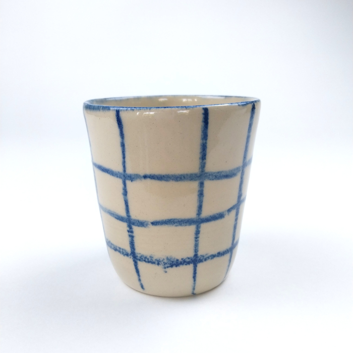 Ceramiczny kubek w kratkę