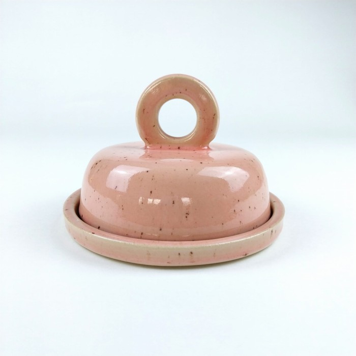 różowa ceramiczna maselnica