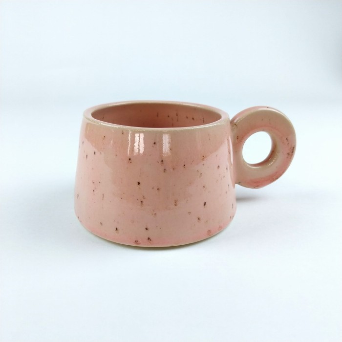 różowy kubek ceramiczny