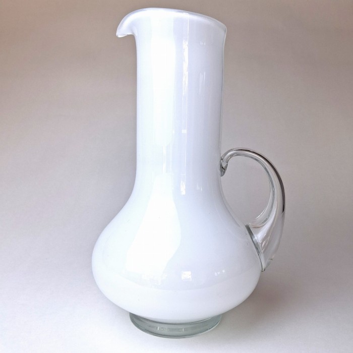 szklany biały dzbanek