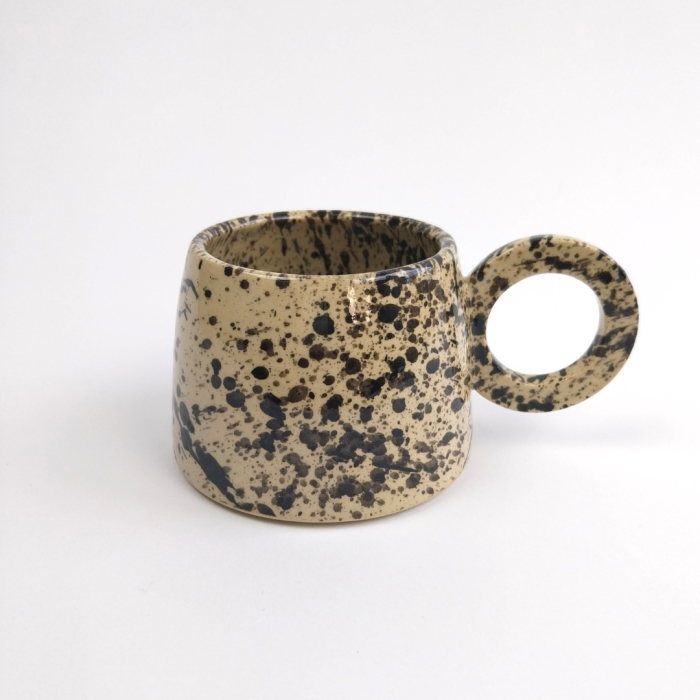 Kubek ceramiczny ciemno nakrapiany