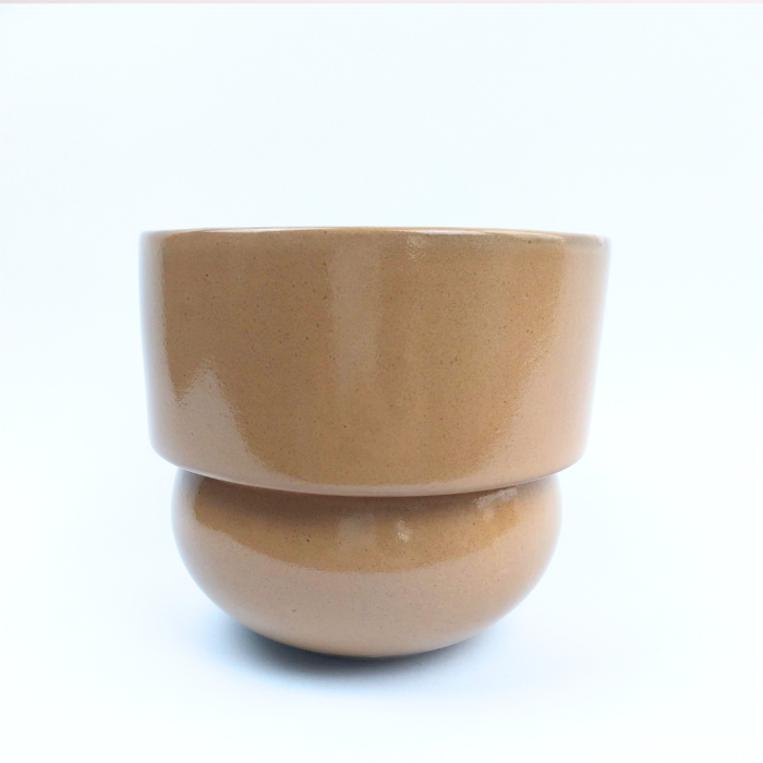 brązowa doniczka ceramiczna