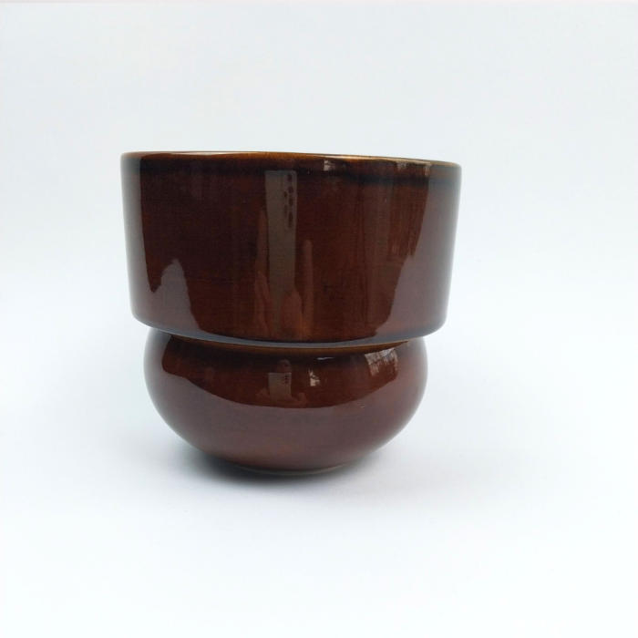 brązowa doniczka ceramiczna