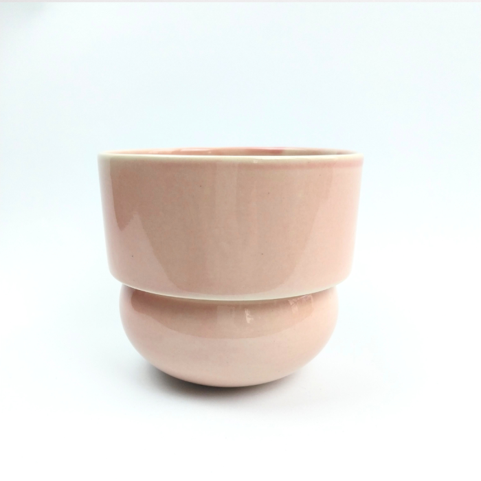 różowa doniczka ceramiczna